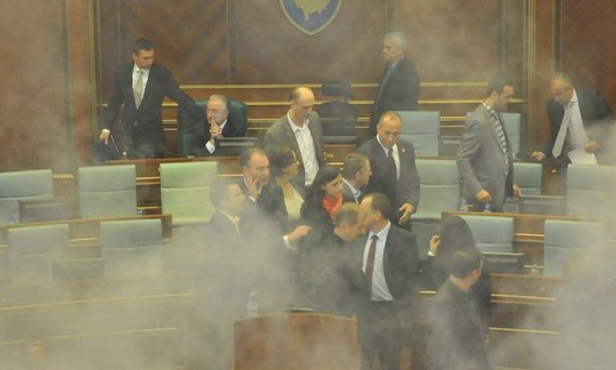 H αντιπολίτευση ξαναέριξε δακρυγόνο εντός της Βουλής στο Κόσσοβο (video)