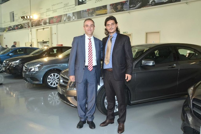 Ο κος Ιωάννης Καλλίγερος (αριστερά) και ο κος Δημήτρης Γιαννακόπουλος (δεξιά) μπροστά από τα μοντέλα της Mercedes 