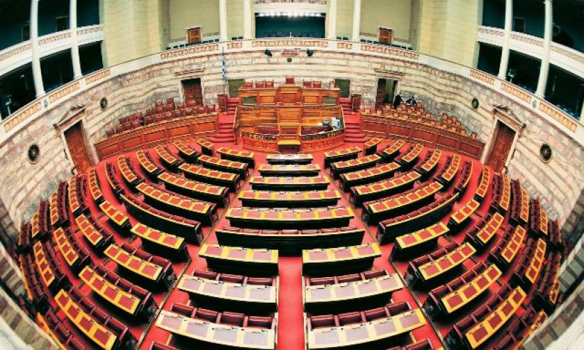 Μπάχαλο ξανά η Βουλή - Ένταση μεταξύ βουλευτών της ΧΑ και του ΚΚΕ (video)