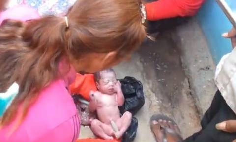 Νεογέννητο βρέθηκε στην άκρη του δρόμου μέσα σε σακούλα σκουπιδιών (video)