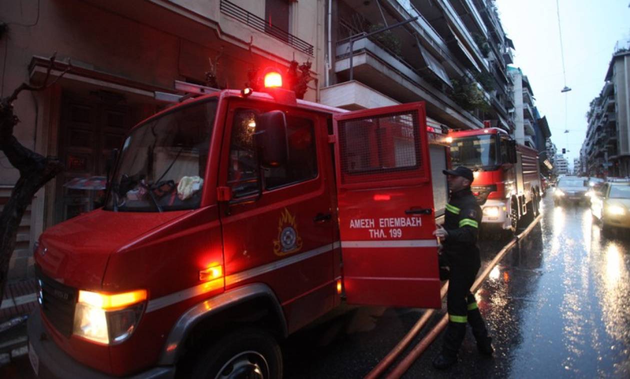 Θεσσαλονίκη: Απεγκλωβίστηκαν άτομα από φωτιά σε διαμέρισμα