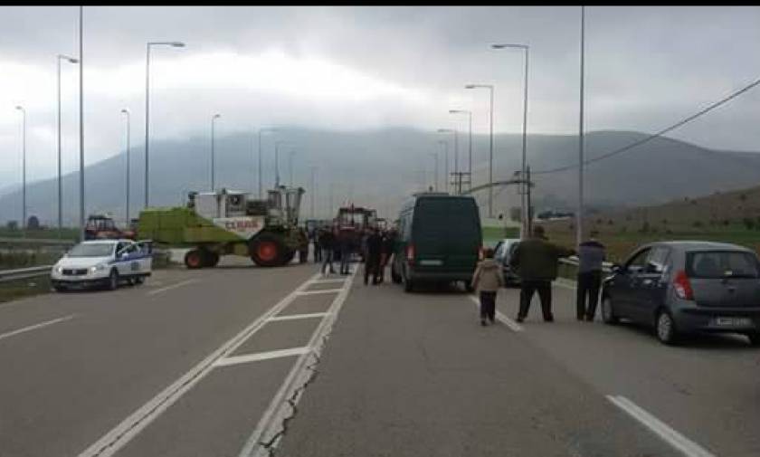 Κοζάνη: Μπλόκο των αγροτών στην Εγνατία - Παρέμεινε κλειστή για 40 λεπτά (pics)