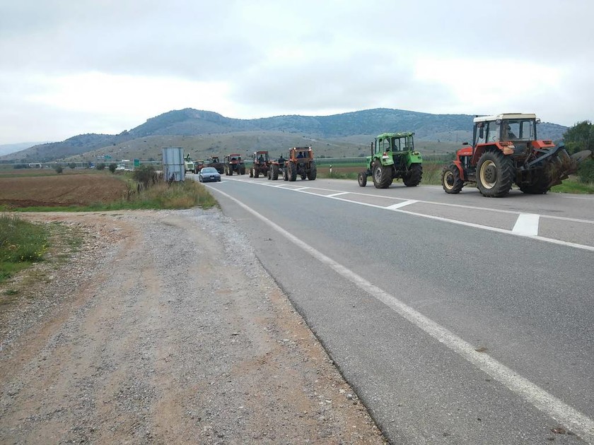Κοζάνη: Μπλόκο των αγροτών στην Εγνατία - Παρέμεινε κλειστή για 40 λεπτά (pics)