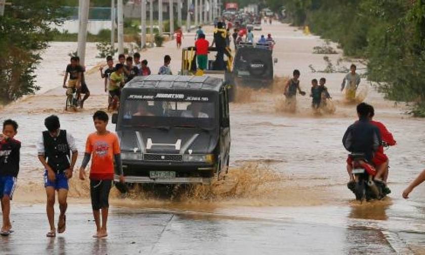 Δεκαέξι νεκροί και χάος στις Φιλιππίνες από τον τυφώνα Κοπού (videos)