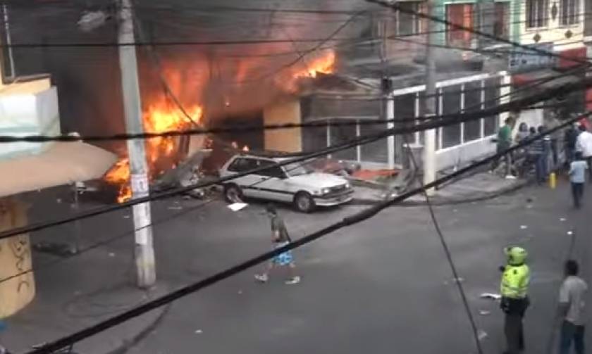Κολομβία: Πέντε νεκροί από συντριβή αεροσκάφους σε κατοικημένη περιοχή (video)