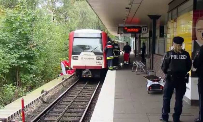 Σοκ: Πέταξε τον 11χρονο γιο της στις ρόδες του τρένου