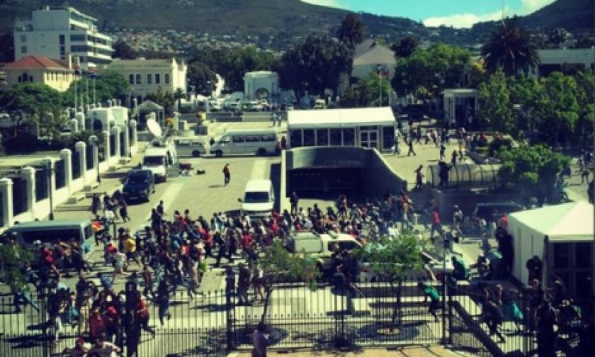 Νότιος Αφρική: Συγκρούσεις μεταξύ φοιτητών-αστυνομίας έξω από το κοινοβούλιο