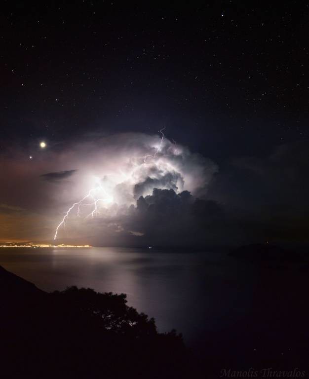 Εικόνες που κόβουν την ανάσα: Η στιγμή που ηλεκτρική καταιγίδα «χτυπά» τη Σάμο (pics+vid)