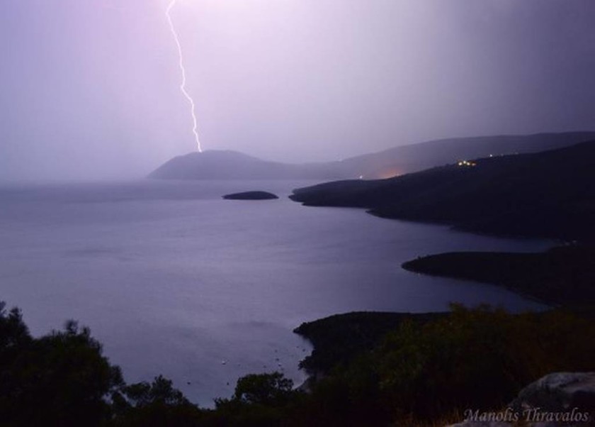 Εικόνες που κόβουν την ανάσα: Η στιγμή που ηλεκτρική καταιγίδα «χτυπά» τη Σάμο (pics+vid)