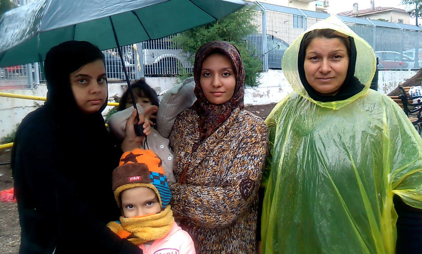 Λέσβος: Χιλιάδες μετανάστες ψάχνουν στέγαστρο για να προστατευθούν από τις βροχές (pics)