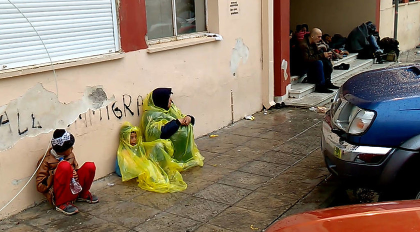 Λέσβος: Χιλιάδες μετανάστες ψάχνουν στέγαστρο για να προστατευθούν από τις βροχές (pics)