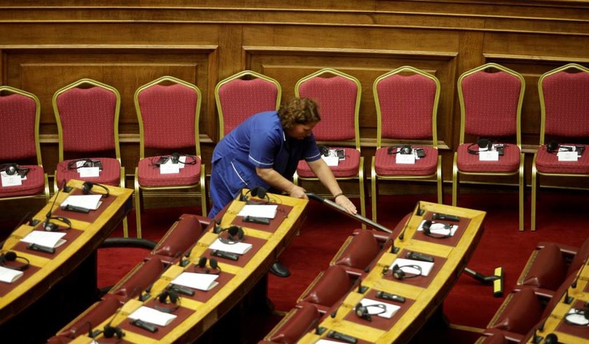 Επιχείρηση… «σκούπα» στη Βουλή πριν την ομιλία Ολάντ (photos)