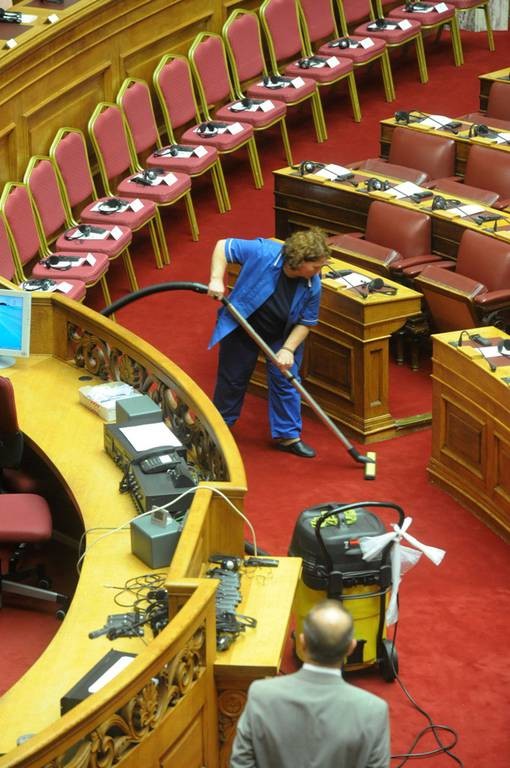 Επιχείρηση… «σκούπα» στη Βουλή πριν την ομιλία Ολάντ (photos)