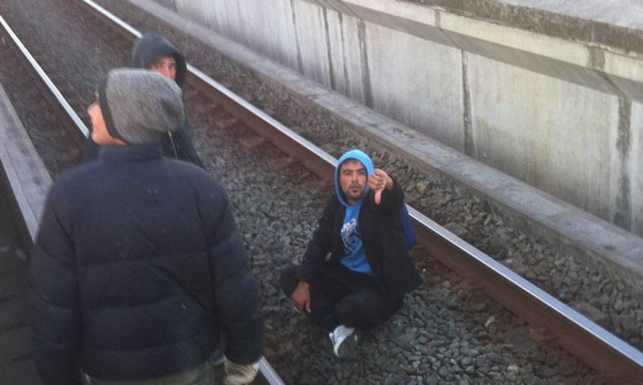 Συγκλονιστικό: Πρόσφυγες ρισκάρουν τη ζωή τους σταματώντας… τρένα (photos)
