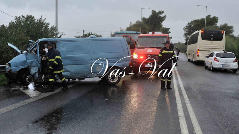 Κόρινθος: Νεκρός 69χρονος μετά από σύγκρουση φορτηγού με λεωφορείο του ΚΤΕΛ (pics&vid)