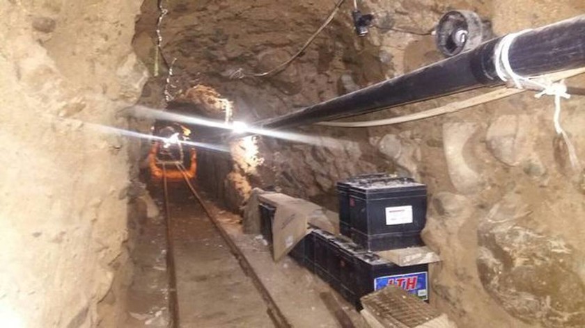 Αστυνομικοί ανακάλυψαν υπόγειο τούνελ γεμάτο με ναρκωτικά (pics&vid)