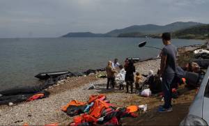 Λέσβος-Συγκλονιστικό βίντεο: Πρόσφυγας παθαίνει καρδιακό επεισόδιο την ώρα της αποβίβασης σε παραλία