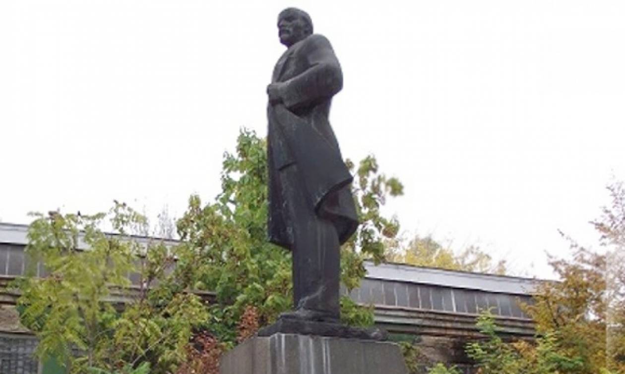 Mετέτρεψαν άγαλμα του Λένιν σε Darth Vader - Δείτε τις φωτογραφίες