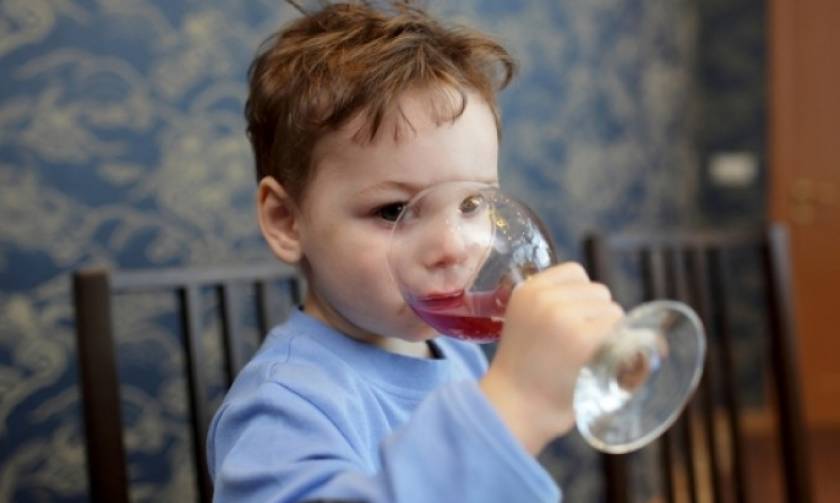 Παιδί και αλκοόλ: Επιτρέπεται να δοκιμάσει; - Ποια είναι τα όρια για τις άλλες ομάδες
