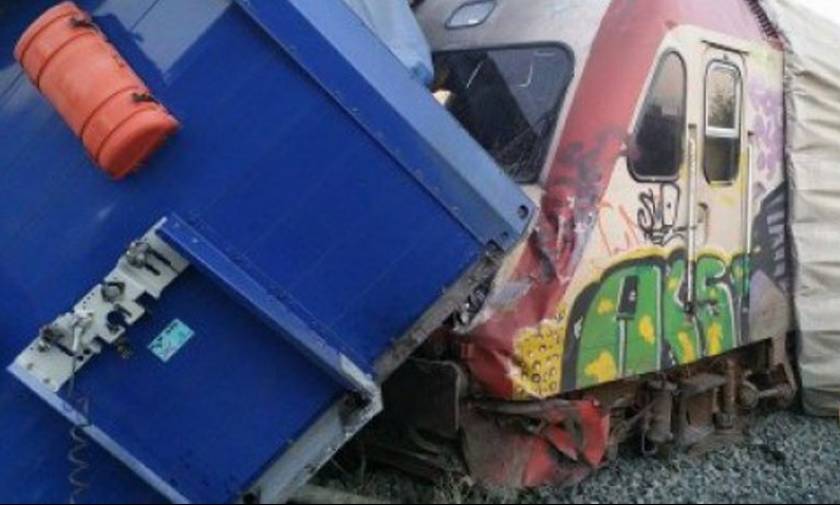 Τέσσερις τραυματίες από σύγκρουση νταλίκας με τρένο