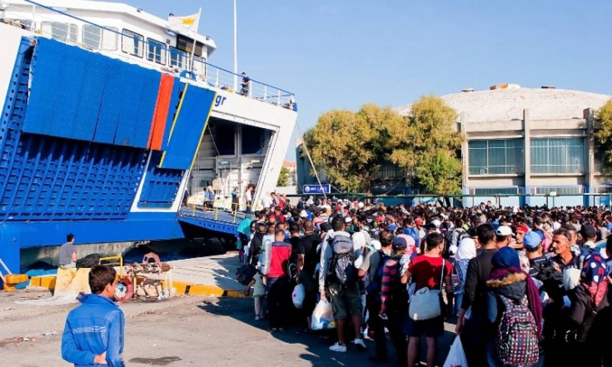 Πειραιάς: Κατέπλευσε στο λιμάνι το «Τέρα Τζετ» με 1.730 πρόσφυγες