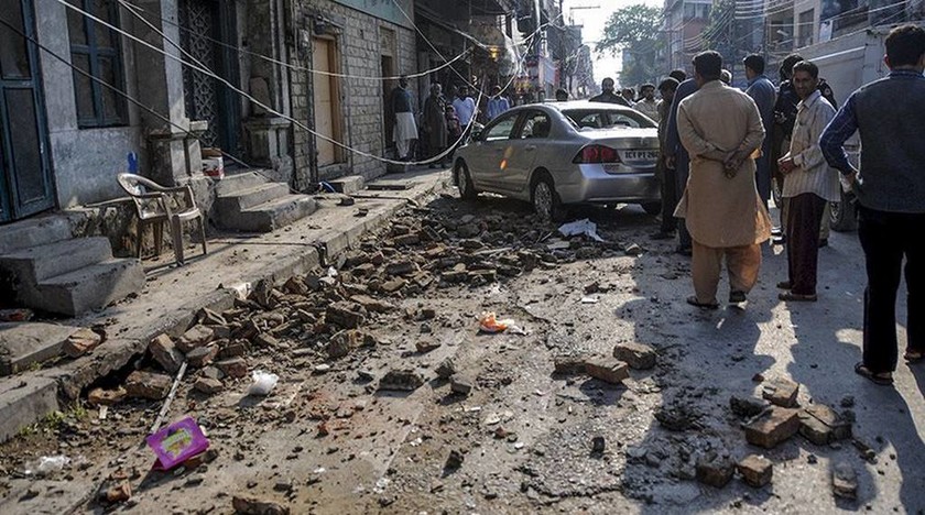 Σεισμός Αφγανιστάν: Ξεπέρασαν τους 100 οι νεκροί από τα φονικά 7,5 Ρίχτερ (videos+photos)