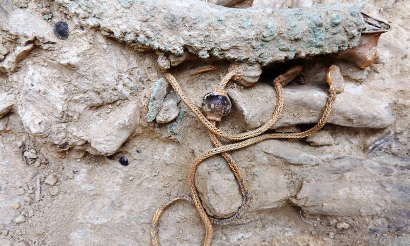 Σπάνια αρχαιολογικά ευρήματα στην Πύλο - Ανακαλύφθηκε ασύλητος τάφος πολεμιστή (pics)