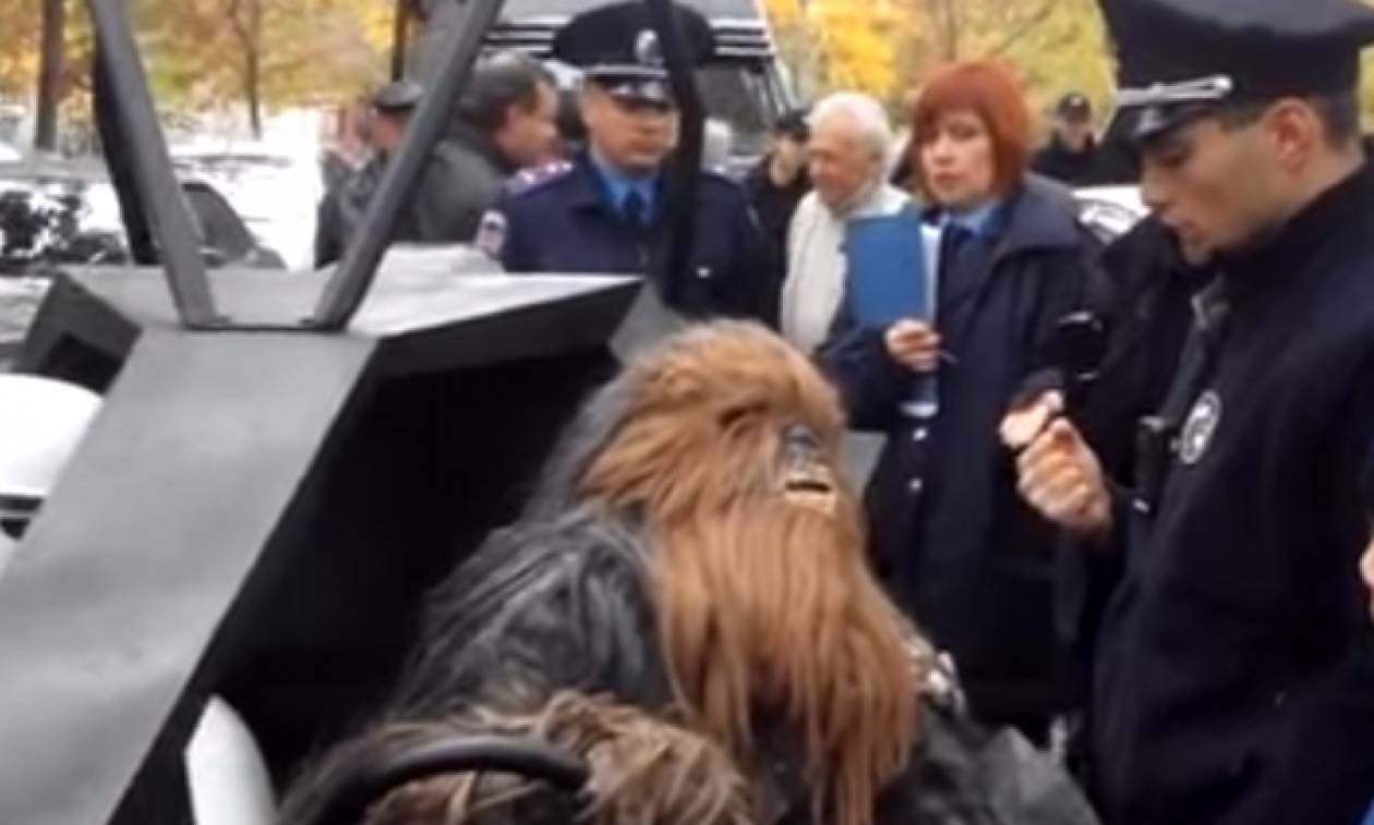 Ουκρανία: Ένταση με… Νταρθ Βέιντερ και Τσουμπάκα από το «Star Wars» στις τοπικές εκλογές (video)