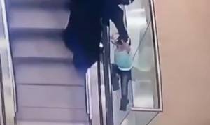 Βίντεο σοκ: Κοριτσάκι παρασύρεται από κυλιόμενες και πέφτει στο κενό!