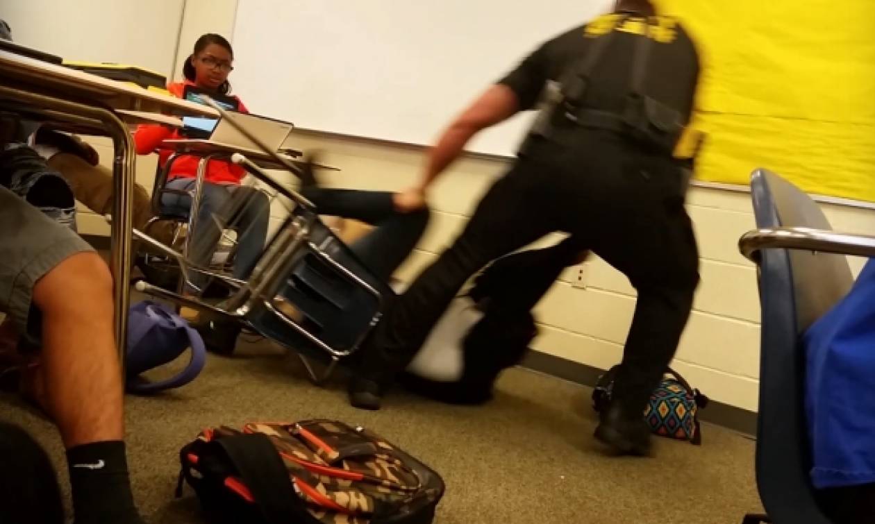 ΗΠΑ: Έρευνα για το περιστατικό κατάχρησης εξουσίας από αστυνομικό σε βάρος μαθήτριας