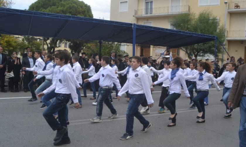 Με πένθιμα ρούχα παρέλασαν μαθητές μουσικού σχολείου στα Χανιά