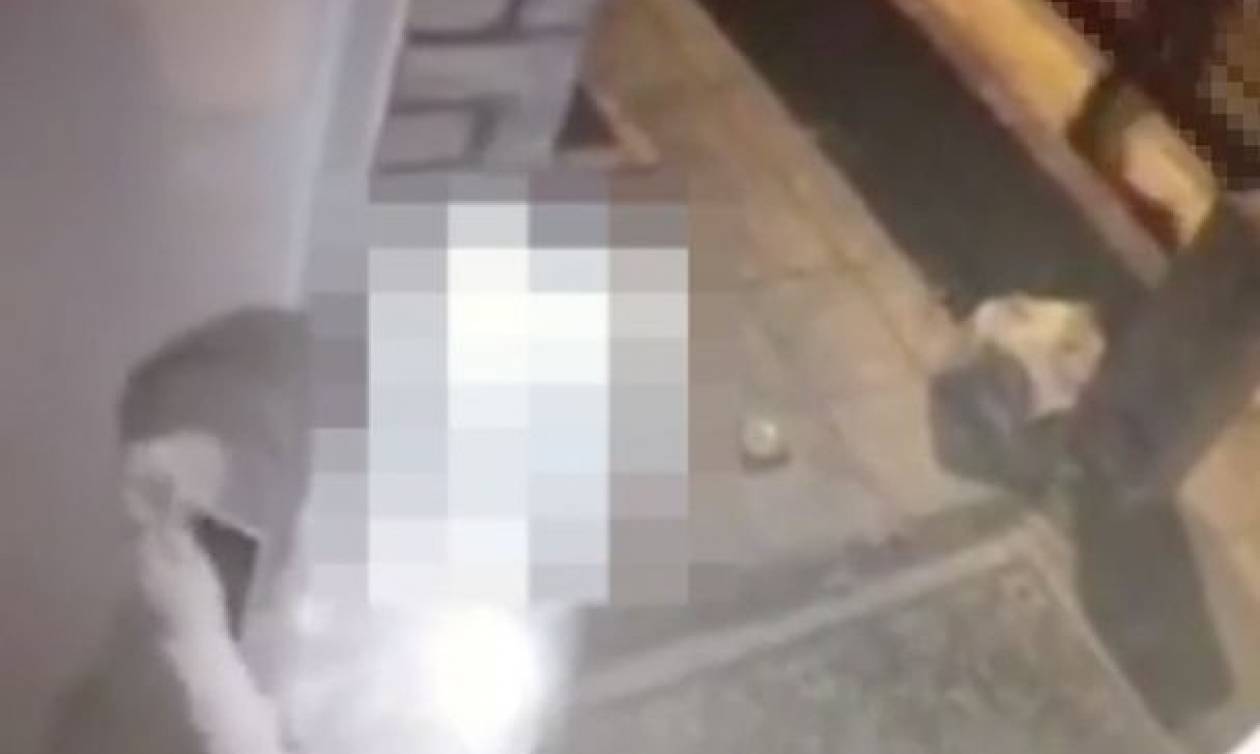 Βίντεο σοκ: Δέχθηκε σεξουαλική επίθεση στην πόρτα του σπιτιού της