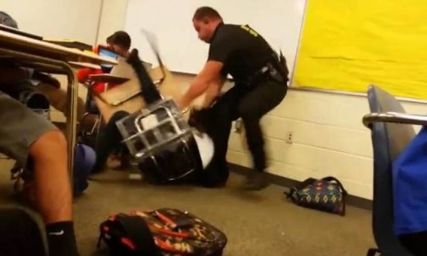 ΗΠΑ: Απολύθηκε ο νταής αστυνομικός που χτυπούσε με μανία ανήλικη μαθήτρια