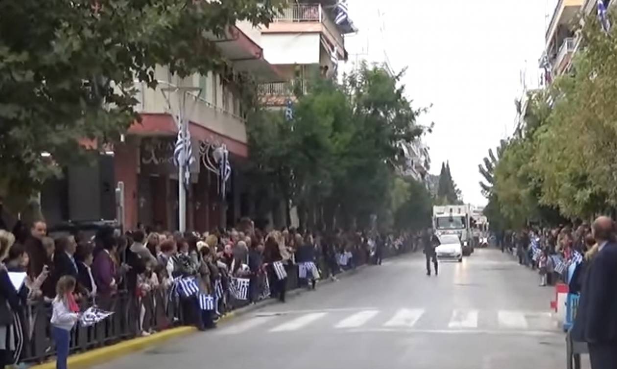 Απίστευτο – Κι όμως… βγήκαν απορριμματοφόρα σε παρέλαση της Θεσσαλονίκης (video)