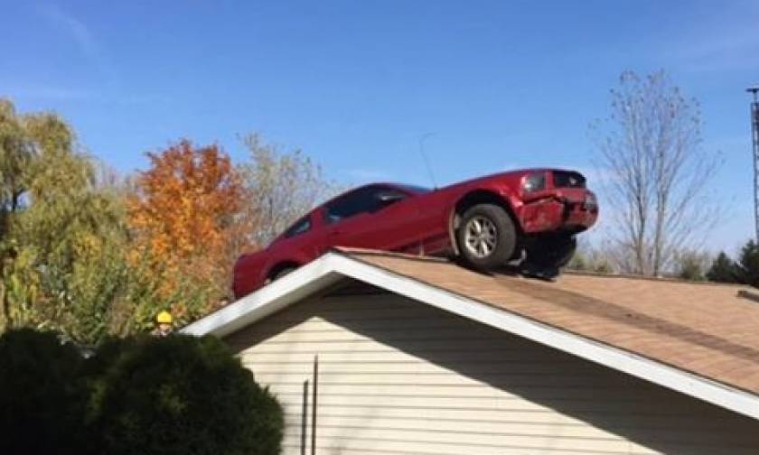 Κληρονόμησε ένα αυτοκίνητο στην οροφή του σπιτιού του (pics)