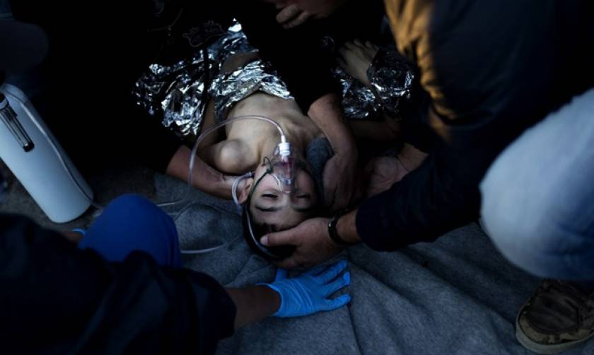 Συγκλονιστικές εικόνες στη Λέσβο – Διασώστες προσπαθούν να επαναφέρουν στη ζωή προσφυγόπουλα