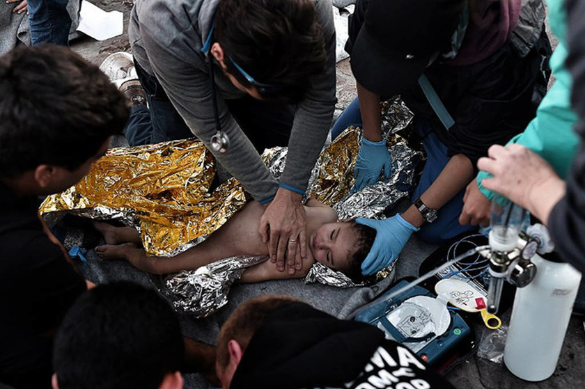 Συγκλονιστικές εικόνες στη Λέσβο – Διασώστες προσπαθούν να επαναφέρουν στη ζωή προσφυγόπουλα