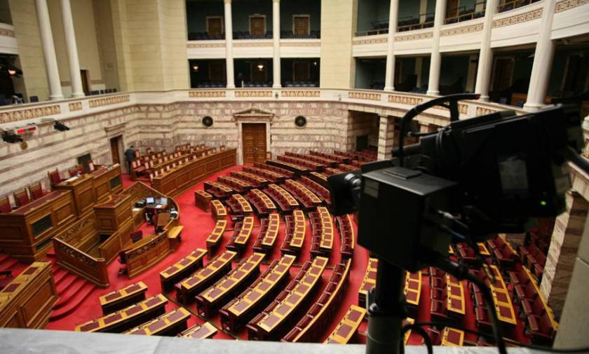 Βουλή: Κατατίθενται τα νομοσχέδια για τράπεζες και προαπαιτούμενα