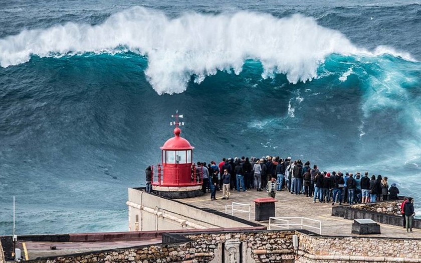 Σέρφερ δάμασε τα δυσκολότερα κύματα στον κόσμο! (video+photos)
