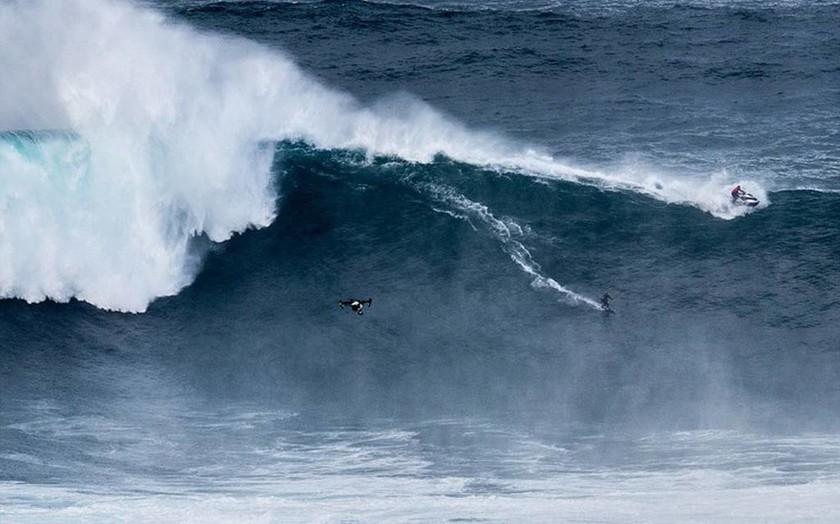 Σέρφερ δάμασε τα δυσκολότερα κύματα στον κόσμο! (video+photos)