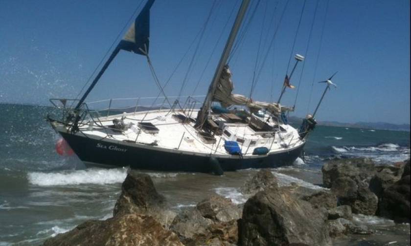 Παρολίγο νέα τραγωδία: Διασώθηκαν μετανάστες από σκάφος που κατευθυνόταν προς τα βράχια