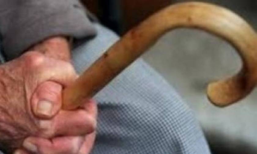 Ηλικιωμένη επιτέθηκε με μπαστούνι σε ελεγκτή του  IKA