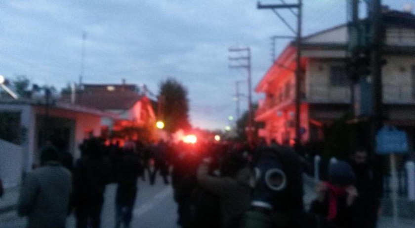 Έβρος: Συγκρούσεις και δακρυγόνα μεταξύ αστυνομίας - διαδηλωτών για τον φράχτη
