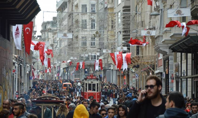 Αποστολή στην Τουρκία: Οι θέσεις και οι αντιθέσεις πριν «κλείσουν» οι κάλπες