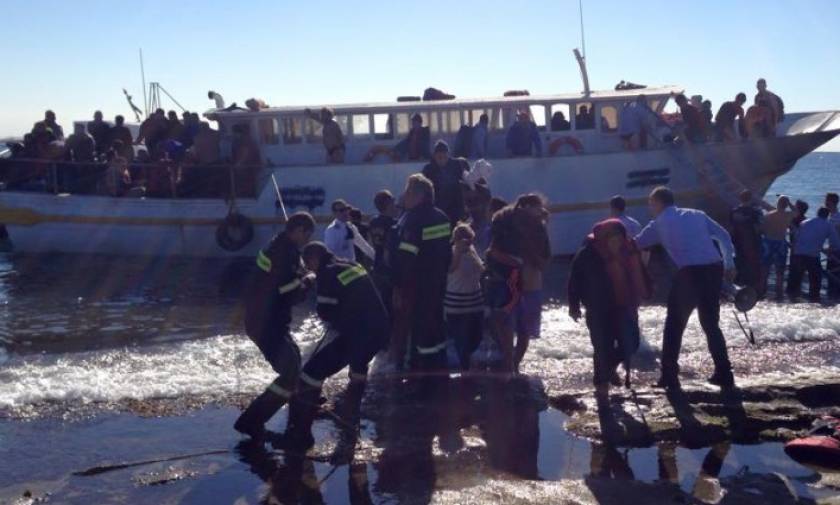 Ρόδος: Σκάφος με 200 πρόσφυγες κατέπλευσε στην παραλία Ζέφυρος