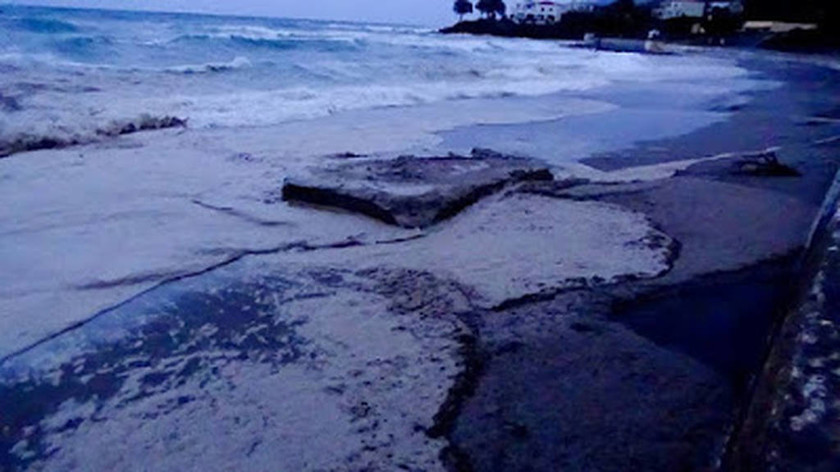 Πετρελαιοκηλίδα ενός χιλιομέτρου σχηματίστηκε στη θάλασσα των Κυθήρων (photos)