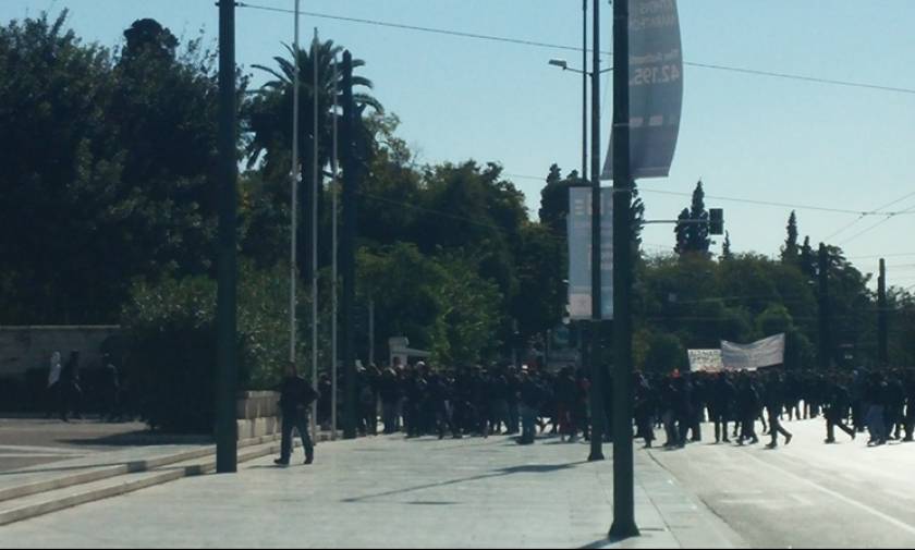 Επεισόδια με κουκουλοφόρους στο κέντρο της Αθήνας κατά τη διάρκεια μαθητικής πορείας (photos)