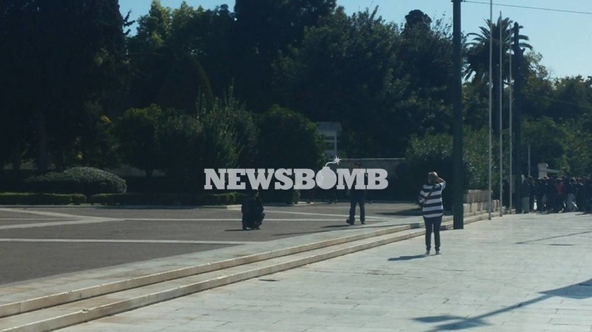 Επεισόδια με κουκουλοφόρους στο κέντρο της Αθήνας κατά τη διάρκεια μαθητικής πορείας