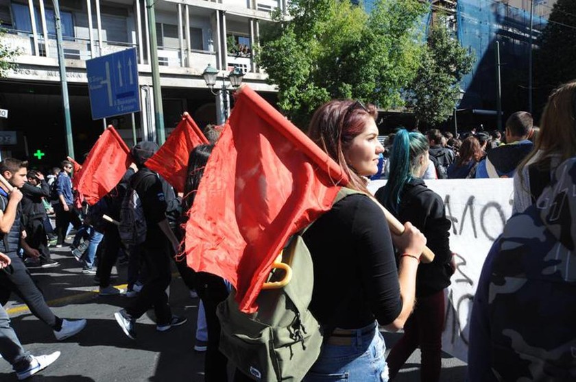 Επεισόδια με κουκουλοφόρους στο κέντρο της Αθήνας κατά τη διάρκεια μαθητικής πορείας