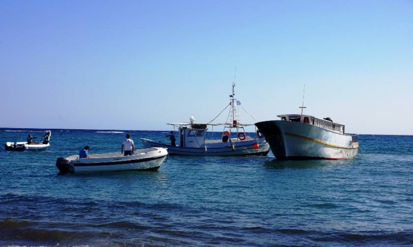 Αλιευτικό διέδωσε 60 πρόσφυγες ανοικτά της Μυτιλήνης